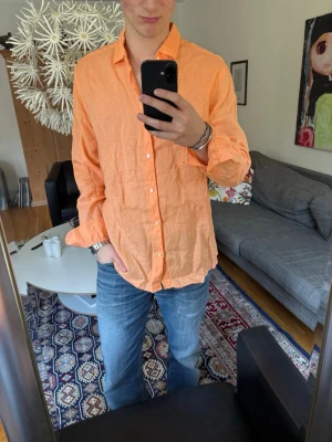 Korall linneskjorta - Säljer en snygg korall skjorta i linne. Perfekt för sommarn 