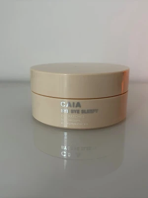 Ny! CAIA Bye Bye Sleepy Eye Patches -  CAIA Bye Bye Sleepy Eye Patches, perfekta för att pigga upp trötta ögon. Helt ny! Innehåller aloe vera och hyaluronsyra, passar alla hudtyper. Snygg och stilren förpackning som är enkel att använda.