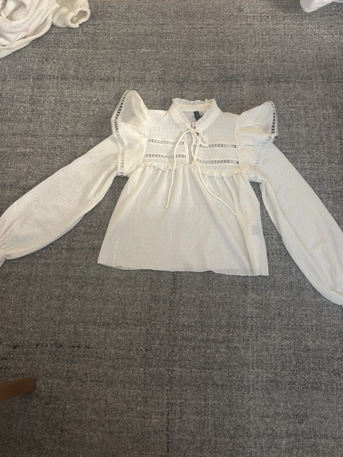 Vit blus med puffärmar och spetsdetaljer