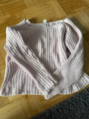 Ljusrosa stickad tröja - Använd men väldigt fin fortfarande! Kolla gärna in min profil om det är något du vill köpa🩷