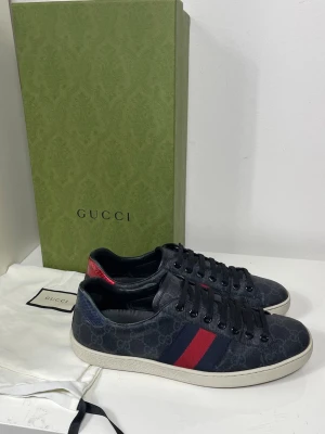 Gucci ace skor  - Säljer nu dessa Gucci ace skor i uk 6 som motsvarar storlek 40, skriv för fler bilder/frågor🙌🏼