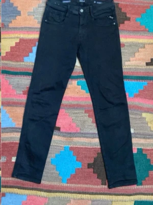 Replay anbass - Säljer ett par replay Anbass i storlek 29W 30L. Byxorna är en slimmad modell och är bra kvalitet.