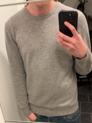 J.Lindeberg Kashmir Tröja - Säljer denna snygga tröja från J Lindeberg. Tröjan är i 30% kashmir och 70% merinoull. Köpt för ett tag sedan men knappt till använd! Tveka inte på att skriva om du har några frågor eller funderingar💯