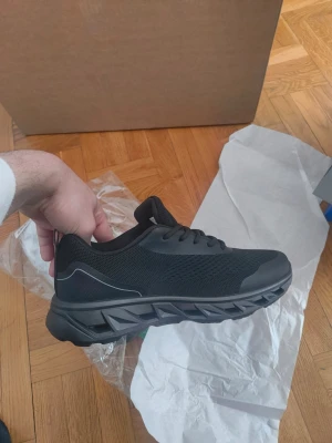 Svarta Brave Soul sneakers - Stilrena svarta sneakers från Brave Soul med mesh-ovandel och chunky sula. Skorna har lågt skaft, svarta skosnören och diskreta detaljer i samma färg. Perfekta för dig som gillar en clean och sportig look.