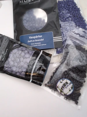 Behöver inga remsor till smältvaxet! Lavendel doft vaxpärlor pärlvax - Säljer flera påsar (413 gram) lavendeldoftande vaxpärlor från Molie, Pearl Wax och Janlove. Pärlorna är lila och används för hårborttagning utan remsor. Perfekt för bikinilinje, armhålor och ansikte. Enkel att smälta och applicera hemma. 2 oöppnade och 2 öppna.