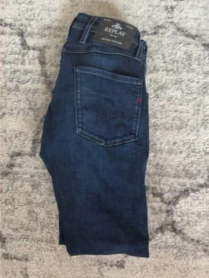 Mörkblå slim fit jeans från Replay - Snygga mörkblå jeans från Replay i slim fit W 28 L 30 . Perfekt skick säljer dessa för jag ångrar köpet eftersom de inte riktigt passar in i min stil