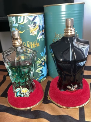 2 Jean Paul Gaultier parfymer - Hej säljer två JPG sommarparfymer, en le beau, och en paradise garden, båda är halv fulla! så typ 40-45 ml kvar i dom, av 125 och 75 ml flaska