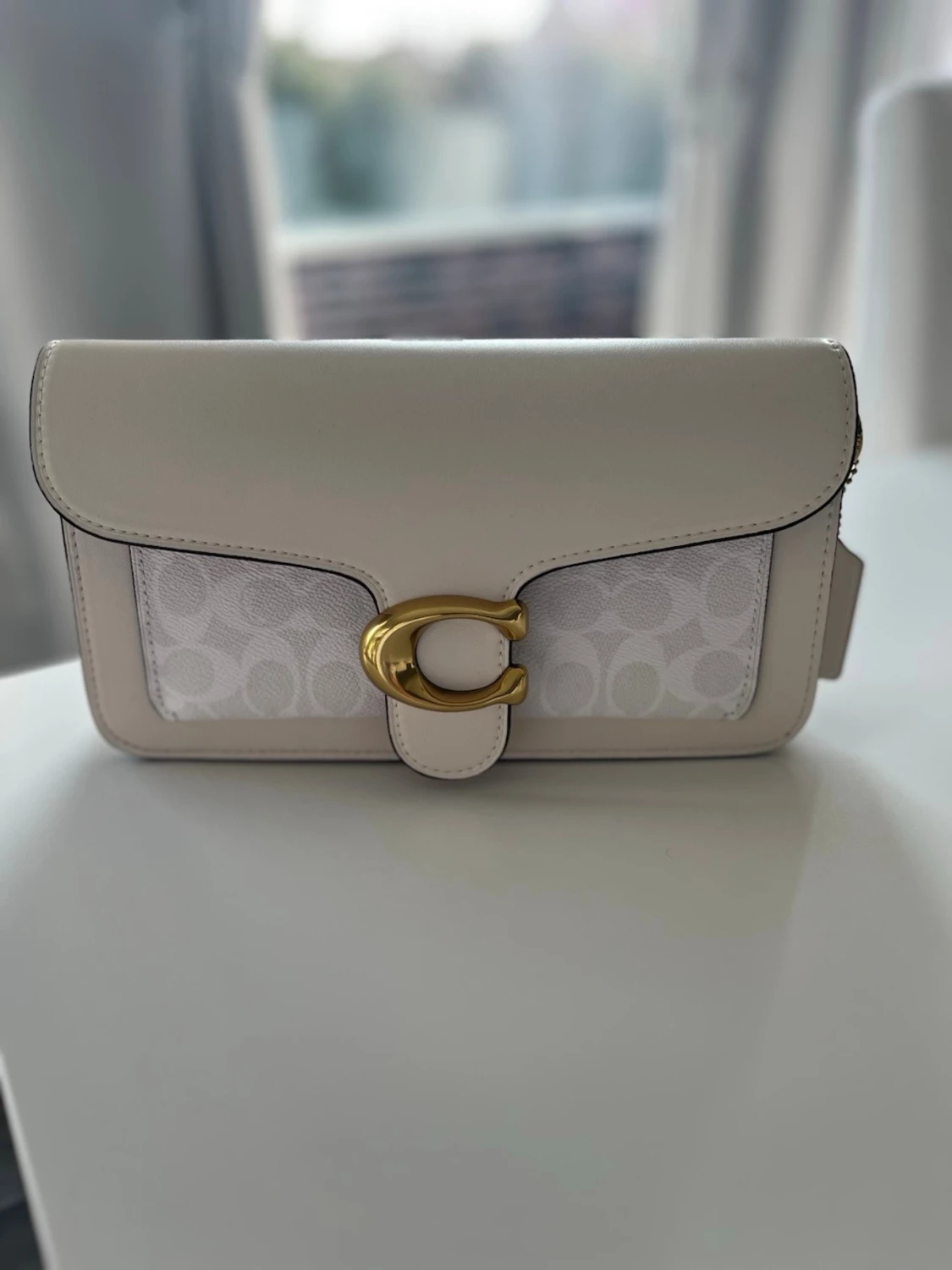 Vit axelremsväska från Coach