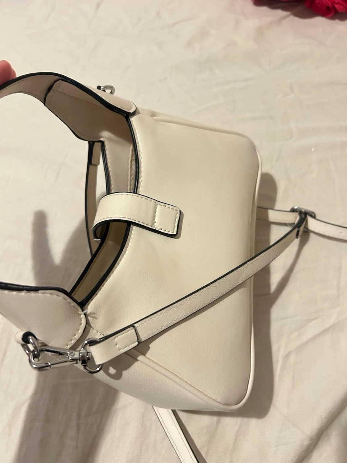 Vit axelremsväska i läderlook - 1
