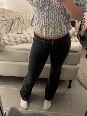 Lågmidjade jeans levis - Säljer dessa assss snygga lågmidjade jeansen från levis, dom är mörkgrå och raka nedtill. Sitter perfekt💓😙😙