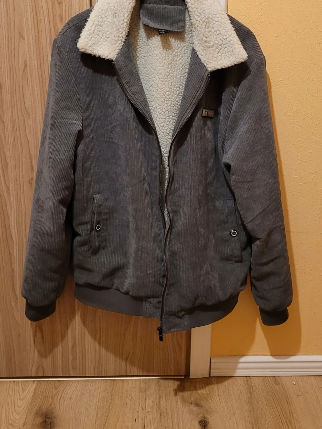 Grå bomberjacka med teddykrage