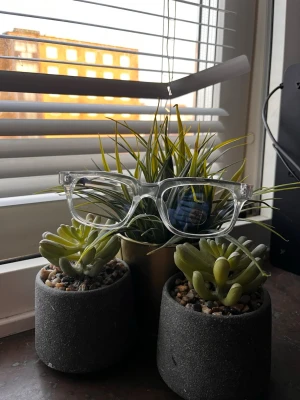 Chrome hearts glasögon  - Säljer ett par stilrena solglasögon med transparent båge och rektangulär form. Glasögonen har en modern och clean look som passar till alla outfits. Perfekta för dig som vill ha en unik accessoar med trendig vibe. De är också anti-bluelight och passar för både killar och tjejer. 