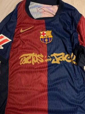 Raphina barcelona tröja - Behöver pengar. Storlek S osnvönd