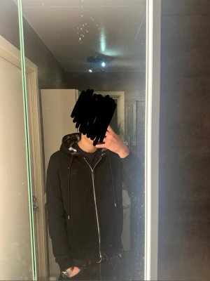 Burberry zip M - En tvär fet burberry zip i mycket bra skick. Tröjan är utan defekter. Fråga om du har frågor eller vill se fler bilder! Kolla gärna in min profil för fler feta plagg!