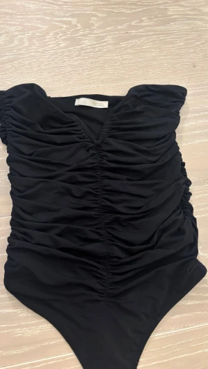 Svart  body från Zara - Trendig svart body från Zara med  v-ringning. Skriv för frågor 