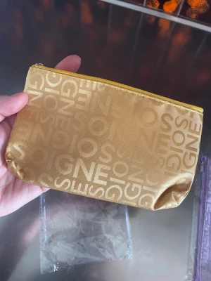 Ny necessär  - Helt ny, aldrig använd . Smidigt och enkel men också väldigt fin. Perfekt för resan 