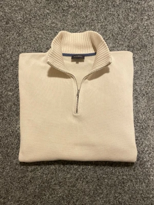 quarter zip - Superfin quarter zip i storlek L från märket Atlant utan skador eller fläckar. Tveka inte på frågor eller bud. Skickar snabbt!