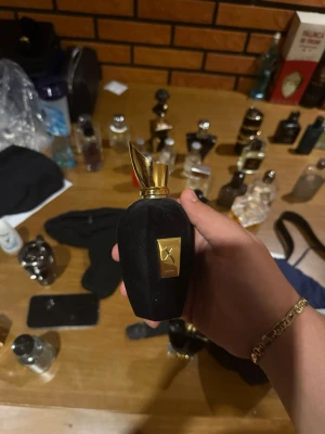 Xerjoff parfym med svart flaska - Lyxig parfym från Xerjoff 95ml kvar, lyxig ”old money” lukt med läder noter