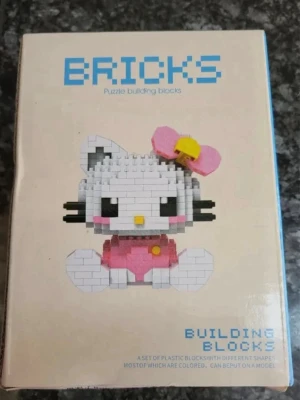 DIY Byggklossar Hello Kitty motiv - Säljer ett set med byggklossar som kan sättas ihop till en söt Hello Kitty-figur. Klossarna är av plast och kommer i färgerna vitt, rosa, svart och gult. Perfekt för dig som gillar att bygga och vill ha en unik dekoration. Mått ihopbyggd: 8.4x8x5.2cm