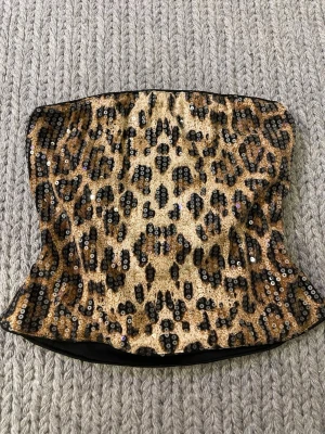 Leopard tube-top🐆 - Perfekta fest plagget speciellt om du gillar leopard print😍 jag personligen älskar denna men den säljs för att storleken är lite för stor för mig ( den åker ner ) skulle säga att den är i storlek M fråga gärna om du undrar något mer !