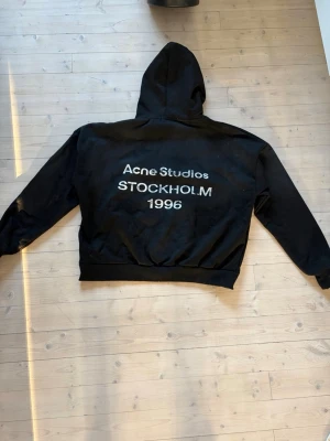 Acne studios hoodie  - Säljer ni denna feta acne hoodie. Den är knappast använd så nyskick. Storlek S…. Pris kan diskuteras vid snabb affär