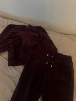 Vinröd mjukis set  - Vinröd mjukis set från Gina tricot 14+(teens) I storlek M. Helt nya, har aldrig använts. 