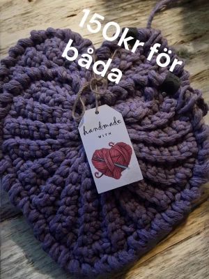 Lila handgjord virkade gryt underlägg  - Säljer en lila virkad gryt underlägg som är handgjord med tjockt garn. Underläggen  har ett snyggt mönster och är perfekt för att hålla hög värmen.Märke: Handmade, med dekorativ tag. Passar dig som gillar unika accessoarer.