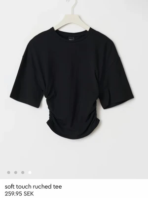 Soft touch ruched tee - från Gina i storlek S 