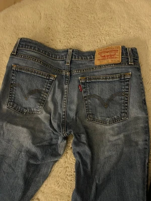 Vintage Levi's bootcut jeans - Skit snygga vintage blå levis jeans, passar en M. Storleken är W 32 med längd 34. de har snörning inuti då jag ville att de skulle sitta bättre på mig vid midjan men de är inget som syns på utsidan. 💙