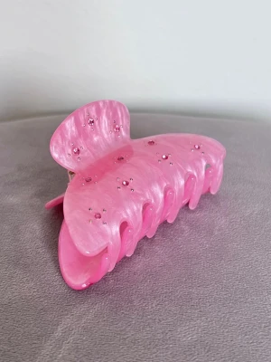 Rosa hårklämma med pärlor - Liten rosa skimrande hårklämma med små rosa stenar som dekoration. Perfekt för half up/half down 💕 Knappt använd.