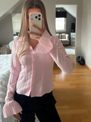 Ljusrosa plisserad blus med lång ärm - En rosa blus/skjorta i storlek xs, lappen finns inte kvar och vet inte vart den är ifrån, köptes i somras och är aldrig andvänd🤍