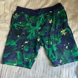 Adidas camouflage shorts S - Riktigt sköna och snygga camouflage shorts från adidas i stl S(170) knappt använda.