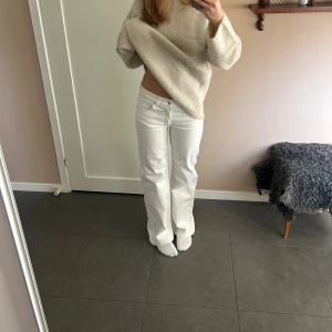 Vita jeans - Säljer dessa vita jeans med rak passform från Nelly då de är lite för korta för mig tyvärr. De är använda ett fåtal gånger så mycket fint skick. De har en jätteliten fläck på ena bakfickan, skriv för bild eller funderingar🥰