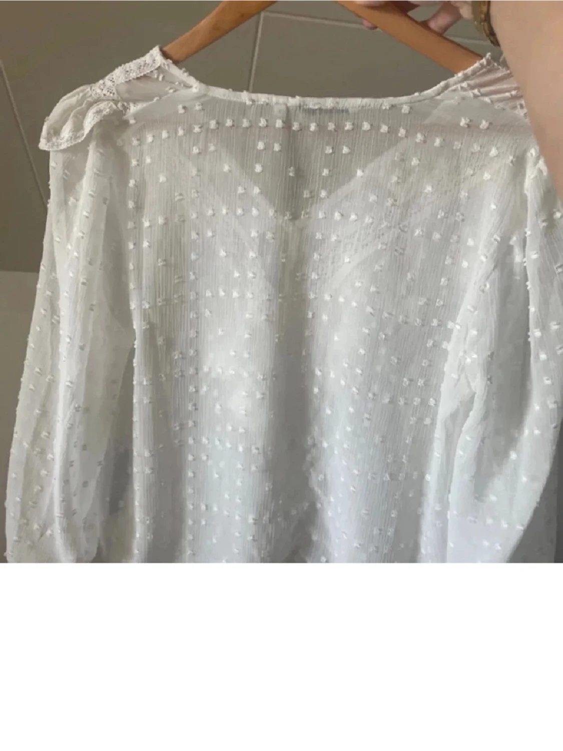 Vit blus med volang och spetsdetaljer - 1