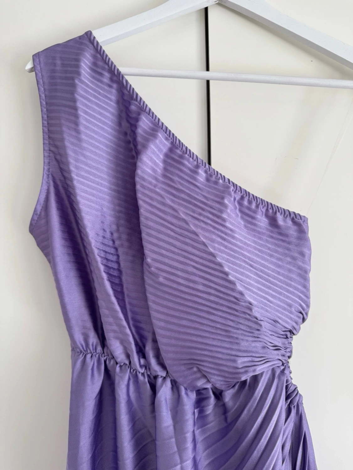 Lila plisserad oneshoulderklänning - 2