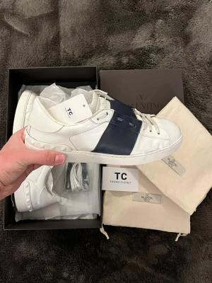 Valentino skor - Marinblå valentino skor i storlek 42, perfekt nu till sommaren. Box, dustbags och extra snören medföljer vid köpet. Mycket slitage och trasigt inne i skorn, men inget som syns vid användning. Nypris 7000kr mitt pris endast 1399kr Hör av er vid frågor. Mvh Trend closet🙌😊