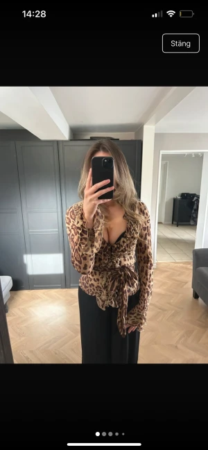Leopard blus  - Leopard topp från rat and boa. Var originellt en klänning som en skräddare sydde upp till en topp. Super snygg med tillhörande scarf eller midjebälte