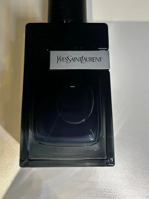 Yves Saint Laurent Y Eau de Parfum 100ml - Y Eau de Parfum från Yves Saint Laurent Parfymen är på 100ml. Oanvänt 