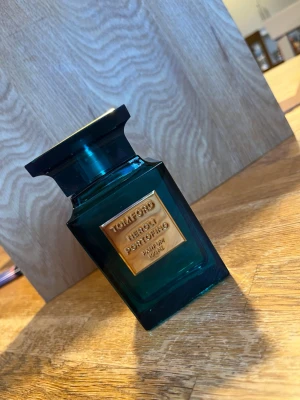 Tom Ford Neroli Portofino EdP - Tom Ford Neroli Portofino Eau de Parfum i en lyxig, mörkgrön glasflaska med guldfärgade detaljer och rektangulär form. Flaskan har en exklusiv känsla med märkets logga på locket och en elegant etikett framtill. Lång hållbarhet 
