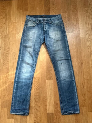 Nudie jeans - Tja! Säljer dessa feta nudie jeans i storlek 29/32. Modell: Even Steven. De sitter slim/straight på mig är ca 180, 70kg. Skick 8/10, använda men fortfarande mycket fina. PM vid frågor eller funderingar! /TA