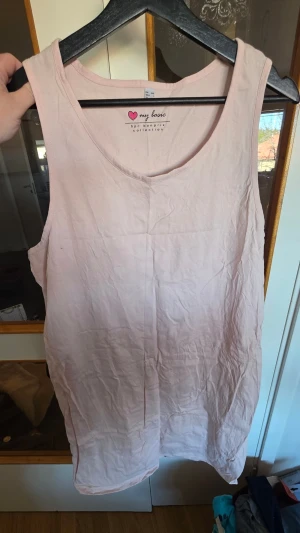 Ljusrosa linnetopp från Bonprix - Säljer en ljusrosa ärmlös linnetopp från Bonprix my basic collection. Toppen har rund halsringning och är tillverkad i mjuk bomull, perfekt för en avslappnad och enkel stil.