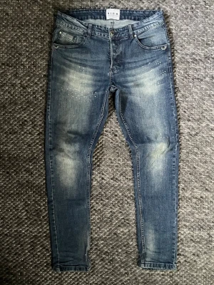 John Richmond - Säljer ett par helt nya John Richmond jeans! Aldrig använda med taggen kvar. W34 passar mer 32/33. Skriv vid frågor😁