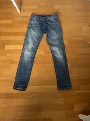Jack & Jones Jeans - Säljer dessa jeans från Jack & Jones med en fet tvätt i storlek 28 32 i modellen slim fit Glenn. Skriv vid frågor