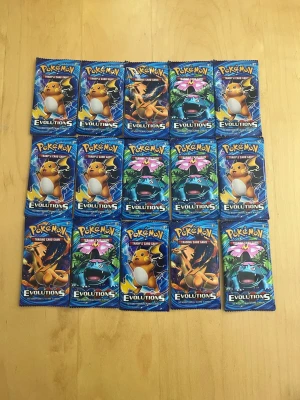 Pokémon Evolutions boosterpaket - Säljer 15 oöppnade Pokémon Evolutions boosterpaket. Varje paket innehåller 10 samlarkort och har färgglada omslag med olika Pokémon som Charizard, Raichu och Venusaur. Perfekt för dig som vill bygga din samling eller spela Pokémon TCG. (Obs ej äkta) 
