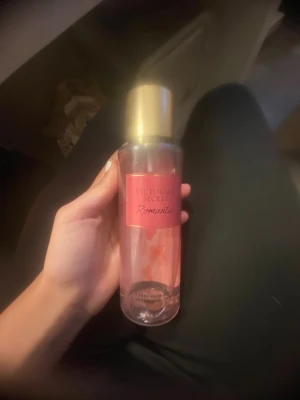 Victoria secret body mist  - En body mist från Victoria secret i doft romantik, hälften kvar för 110kr