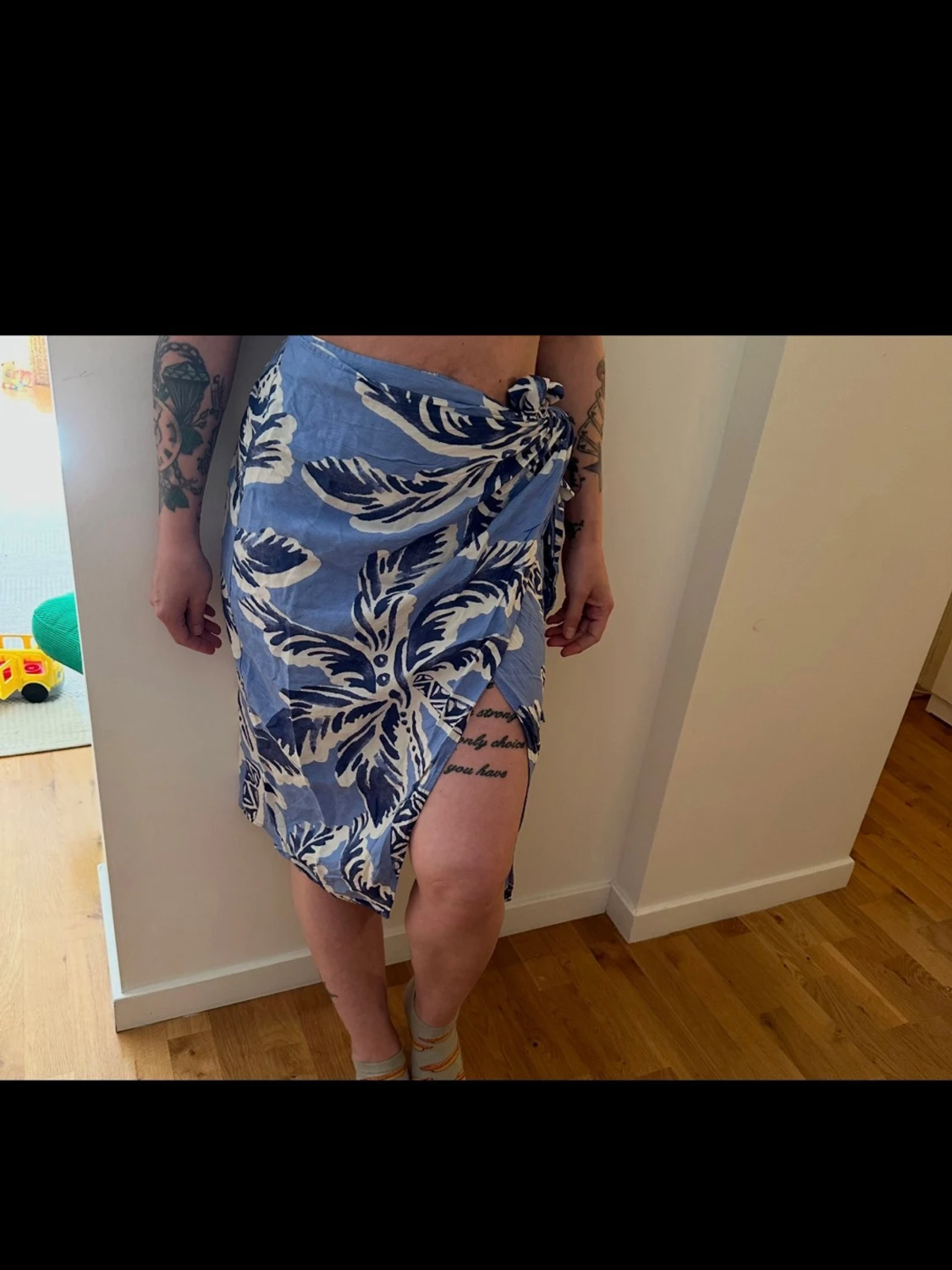 Blå sarong med vita blommor - 1
