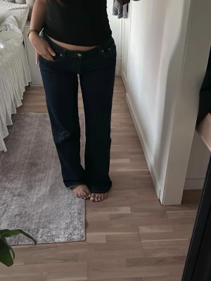 Mörkblå bootcut jeans - Säljer ett par super fina mörkblå jeans som är super bekväma! Fråga ifall du undrar något💕