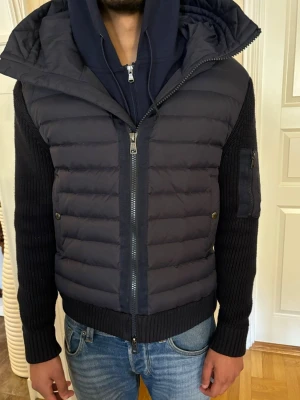 Moncler Cardigan - Mörkblå - Snygg Moncler cardigan i storlek M. Perfekt nu till våren men även användbar i sommar. Kfc Scan finns om som ni ser på bilden sitter den perfekt. Pris kan diskuteras vid snabb affär. 