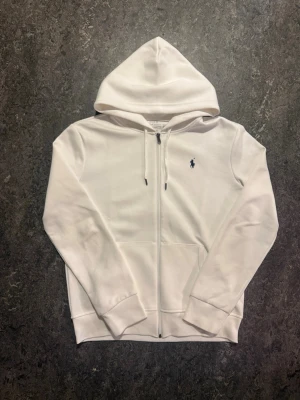 Vit zip up hoodie [Polo Ralph Lauren]  - Vit Polo Ralph Lauren zip hoodie i storlek S. Använd endast 2 gånger och i väldigt fint skick, nästan som ny. 