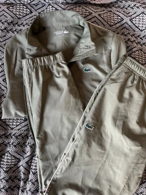 Lacoste Tracksuit - En Sport Tracksuit från Lacoste. Köpt i Lacoste butik. Vid frågor och funderingar, kontakta! 🫵🏼 Mvh SecondTreasures 👏🏼